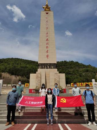 pp电子游戏平台官网党支部在吴起中央红军长征胜利纪念碑前合影